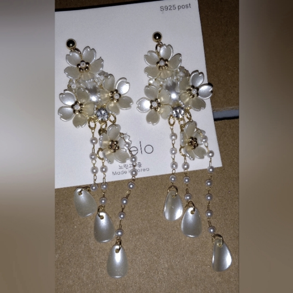 E-001 NWT Mother of Pearl Pierced Earrings. Tiny flowers.